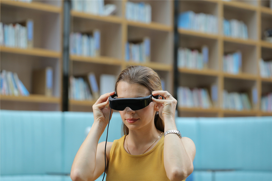 200 Inch VR Smart Glasses FOV 43 derajat 1800 Nits Head Mounted Display